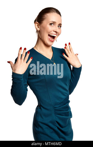 Studio shot der Lachende junge Frau in türkis Kleid auf weißem Hintergrund. Stockfoto