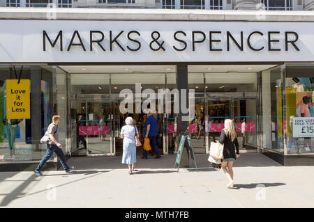 Marks und Spencer shop shop Eingang in der Regent Street, Brunel Centre, Swindon, Wiltshire, England, Großbritannien Stockfoto