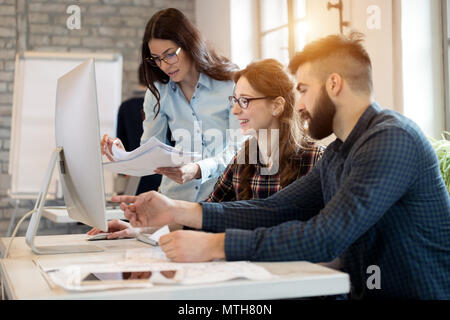 Junge Architekten, die am Projekt im Büro Stockfoto