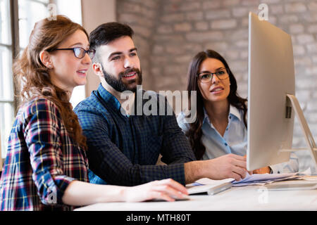 Junge Architekten, die am Projekt im Büro Stockfoto