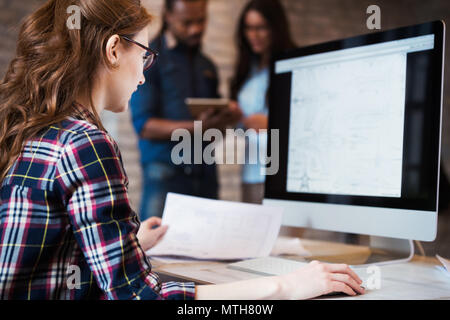 Der junge Architekt Arbeiten am Computer im Büro Stockfoto