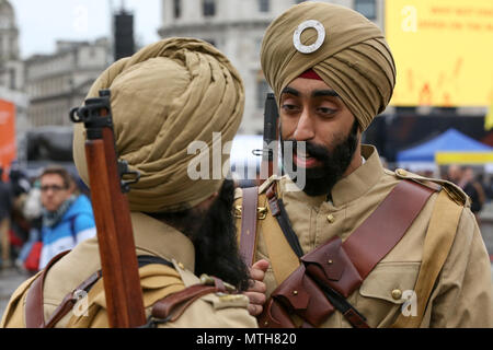 Leute sorgen Vaisakhi Festival auf dem Trafalgar Square, dem Feiern des Sikh Neues Jahr, dem heiligsten Tag des Kalendermonats für über 20 Millionen Sikhs weltweit. Mit: Atmosphäre, Wo: London, Vereinigtes Königreich, wenn: 28 Apr 2018 Credit: Dinendra Haria/WANN Stockfoto