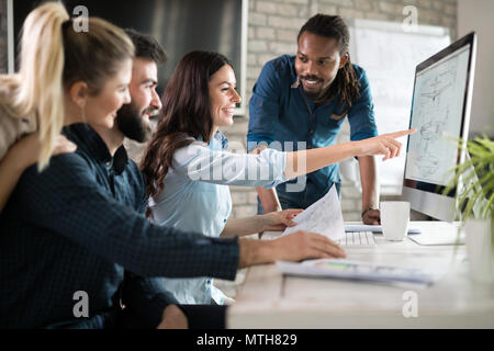 Junge Architekten, die am Projekt im Büro Stockfoto