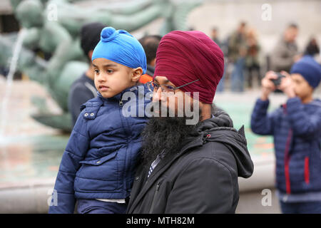 Leute sorgen Vaisakhi Festival auf dem Trafalgar Square, dem Feiern des Sikh Neues Jahr, dem heiligsten Tag des Kalendermonats für über 20 Millionen Sikhs weltweit. Mit: Atmosphäre, Wo: London, Vereinigtes Königreich, wenn: 28 Apr 2018 Credit: Dinendra Haria/WANN Stockfoto