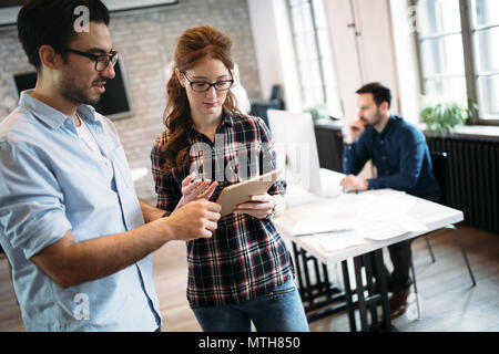 Porträt des Architekten Diskussion im Amt Stockfoto