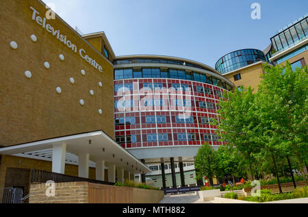 Television Centre auf Holz Lane in Shepherds Bush in West London war einst die Heimat der BBC hat aber saniert und ist nun Wohnungen und Gehäuse. Stockfoto