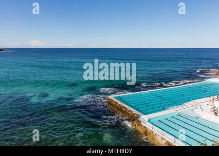 Nicht erkennbare wimmers am Pool mit Blick auf den Bondi Beach in Sydney, NSW, Australien Stockfoto