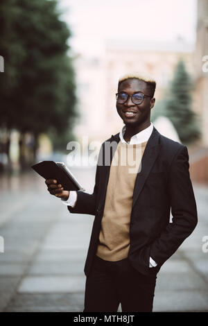 Geschäftsmann mit seinem Tablet Computer in der Stadt. Stockfoto