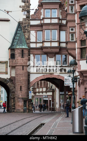 McDonalds Restaurant name auf einen Torbogen am Martinstor in Freiburg. Stockfoto