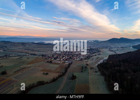 Luftaufnahme von morgens Sonnenuntergang über Hügel mit Drone Stockfoto