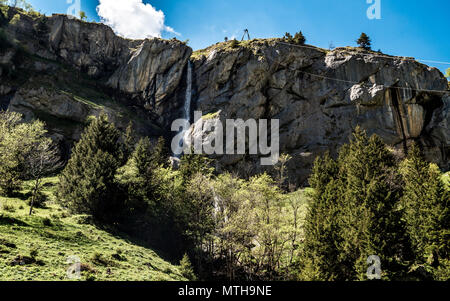 Kleiner Wasserfall auf steilen Felsen sonnig Stockfoto