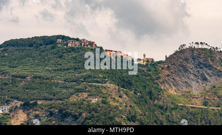 Kleines Dorf auf steilen Hügel in Italien Küste Stockfoto