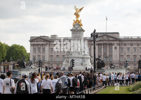 London Rechtliche zu Fuß 2018, eine jährliche Sponsored Walk Geld für Prozesskostenhilfe zu erhöhen. Die, die teilnehmen, sind in erster Linie Rechtsanwälte und Mitarbeiter der Anwaltskanzleien. Stockfoto