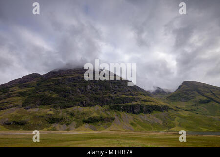 Berge von Glencoe, Schottland mit niedrigen Cloud und Moody sky Stockfoto