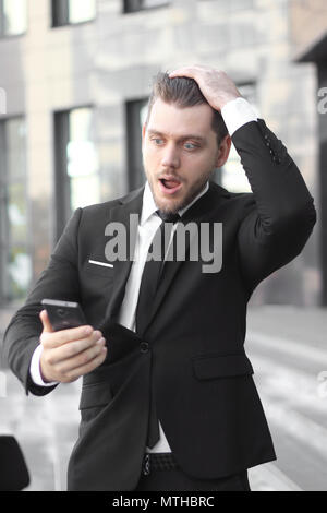 Geschäftsmann einen selfie auf dem Hintergrund eines Bürogebäudes Stockfoto