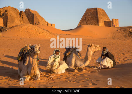 Meroe Pyramiden, Sudan - 19. Dezember 2015: sudanesische Männer auf ihren Kamelen in der Wüste des Sudan Stockfoto