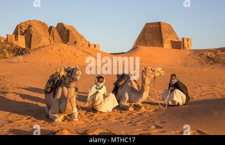 Meroe Pyramiden, Sudan - 19. Dezember 2015: sudanesische Männer auf ihren Kamelen in der Wüste des Sudan Stockfoto