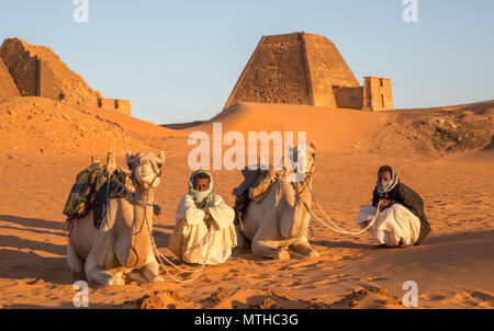 Meroe Pyramiden, Sudan - 19. Dezember 2015: sudanesische Männer auf ihren Kamelen in der Wüste des Sudan Stockfoto