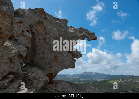 Felsen und das blaue Meer von Capo orso in Sardinien Italien gesehen, mit La Maddalena als Hintergrund, Capo dorso ist ein Wahrzeichen mit schönen Felsen an der Costa emeralda Stockfoto