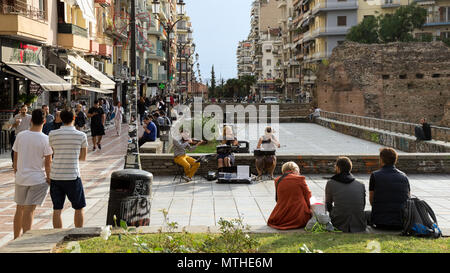 Thessaloniki, Griechenland, 29.09.2017: Musiker in Navarinou Square in Thessaloniki spielen Stockfoto