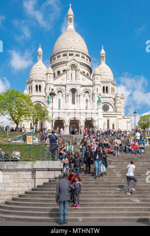 Touristische Herde Sacre-Coeur Basicica in Montmartre in Paris Frankreich zu besuchen. Stockfoto