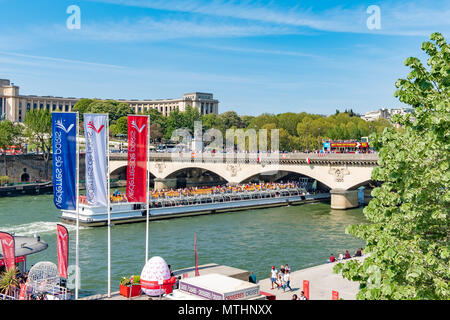 Eine der vielen Ausflugsschiffe, die Seine in Paris goesunder einem langen Brücke in Paris. Stockfoto