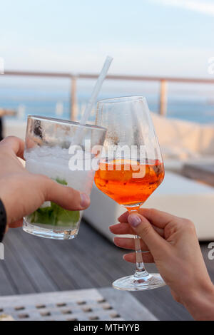 Cheers zwei Gläser mit Cocktails Stockfoto