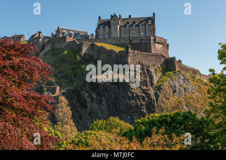 Blick auf die Burg von Edinburgh an einem sonnigen Tag. Stockfoto