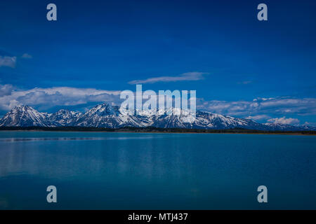 Schöne Landschaft des Grand Teton National Park, Wyoming, Reflexion von Bergen auf der Jackson Lake in der Nähe von Yellowstone Stockfoto