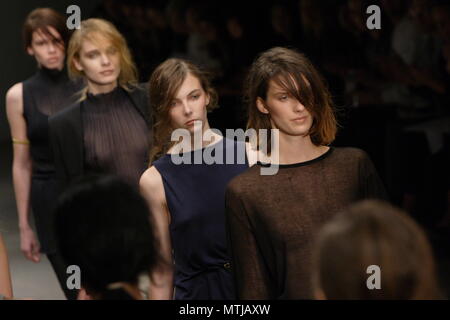 UK Fashion-Model auf dem Laufsteg während der ann-sofie Back Atelje/zurück Frühling Sommer Kollektion und Fashion Show - London Fashion Week Stockfoto