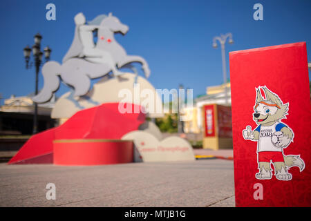 Offizielles Maskottchen der FIFA WM 2018 in Russland - Zabivaka bei Installationen von Sehenswürdigkeiten der Städte die Teilnehmer der FIFA WM 2018. Stockfoto