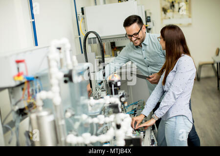 Porträt des jungen Paares von Studenten an Robotik arbeiten Stockfoto