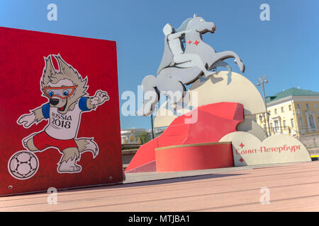 Offizielles Maskottchen der FIFA WM 2018 in Russland - Zabivaka bei Installationen von Sehenswürdigkeiten der Städte die Teilnehmer der FIFA WM 2018. Stockfoto