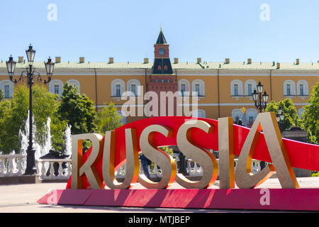 Die Inschrift 'Russland' vor Beginn der FIFA Fußball-Weltmeisterschaft an Manezh Platz installiert. Wenige Menschen, Kreml und Manege Sq. im Hintergrund. Stockfoto