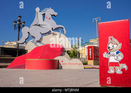 Offizielles Maskottchen der FIFA WM 2018 in Russland - Zabivaka bei Installationen von Sehenswürdigkeiten der Städte die Teilnehmer der FIFA WM 2018. Stockfoto
