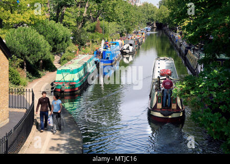 15-04 und Hausboote in Regents Canal "Klein Venedig" in London. Stockfoto