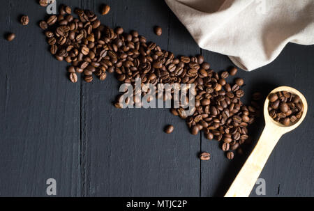 Kaffee Hintergrund mit Kaffeebohnen auf Schwarz rustikalen Tisch Foto anzeigen Stockfoto