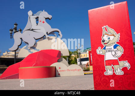 Offizielles Maskottchen der FIFA WM 2018 in Russland - Zabivaka bei Installationen von Sehenswürdigkeiten der Städte die Teilnehmer der FIFA WM 2018. Stockfoto