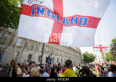 Nationalistische Unterstützer von Tommy Robinson Protest gegenüber der Downing Street in London gegen seinen jüngsten Haft wegen Missachtung des Gerichts. Stockfoto