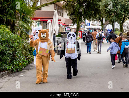 Jugendliche in Panda Kostümen Stockfoto