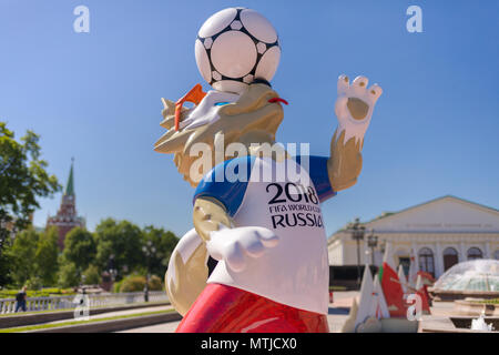 Offizielles Maskottchen der FIFA WM 2018 in Russland - Zabivaka und der Moskauer Kreml Tower im Hintergrund. Symbol der Fußball Stockfoto