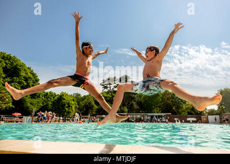 Die Pell Pool in Lewes, East Sussex, die älteste dokumentierte Süßwasser-Außenpool öffentliches Schwimmbad in Großbritannien, Öffnung für die Sommersaison Stockfoto