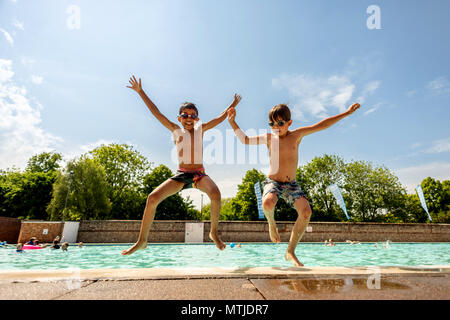 Die Pell Pool in Lewes, East Sussex, die älteste dokumentierte Süßwasser-Außenpool öffentliches Schwimmbad in Großbritannien, Öffnung für die Sommersaison Stockfoto