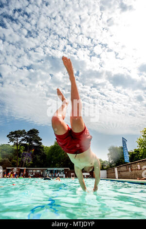 Die Pell Pool in Lewes, East Sussex, die älteste dokumentierte Süßwasser-Außenpool öffentliches Schwimmbad in Großbritannien, Öffnung für die Sommersaison Stockfoto