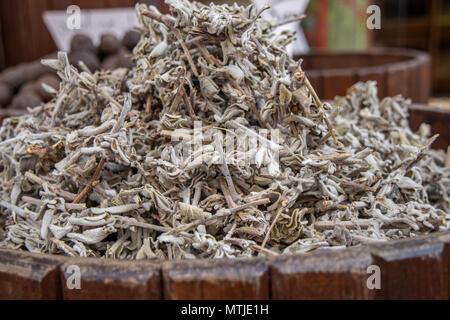 Getrocknete Gewürze und Kräuter für Verkauf an den lokalen Spice Market in Amman, Jordanien. Stockfoto