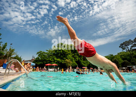 Die Pell Pool in Lewes, East Sussex, die älteste dokumentierte Süßwasser-Außenpool öffentliches Schwimmbad in Großbritannien, Öffnung für die Sommersaison Stockfoto