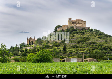 Mallorca, historischen Kirche und Burg auf einem Hügel der Stadt Arta Stockfoto