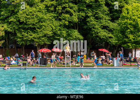 Die Pell Pool in Lewes, East Sussex, die älteste dokumentierte Süßwasser-Außenpool öffentliches Schwimmbad in Großbritannien, Öffnung für die Sommersaison Stockfoto