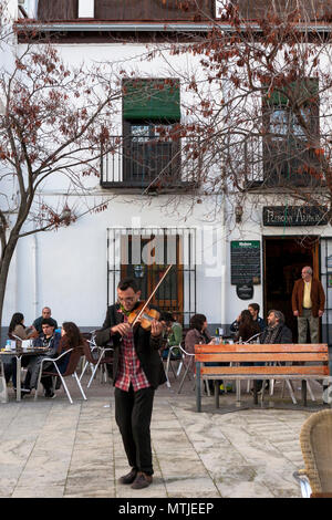 Eine Fiddle Player unterhält al fresco Diners, Plaza San Miguel Bajo El Albaicín, Granada, Andalusien, Spanien Stockfoto