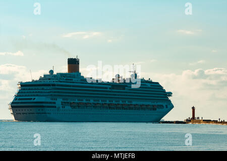 Große Royal Cruise Liner auf dem Weg. Reisen und Wellness Dienstleistungen Stockfoto